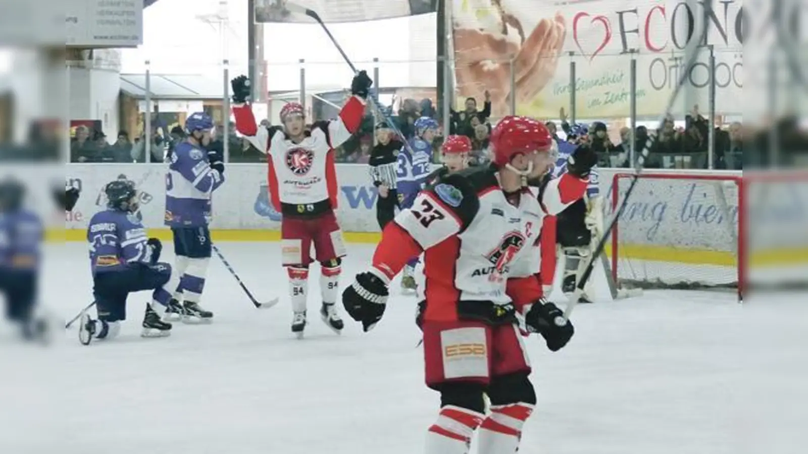 Szene aus dem ersten Playoff-Halbfinale zwischen dem EHC Klostersee und dem ERC Ingolstadt, der als Nachrücker für den EC Bad Tölz auch in der Landesliga-Süd antreten wird.   	 (Foto: smg)