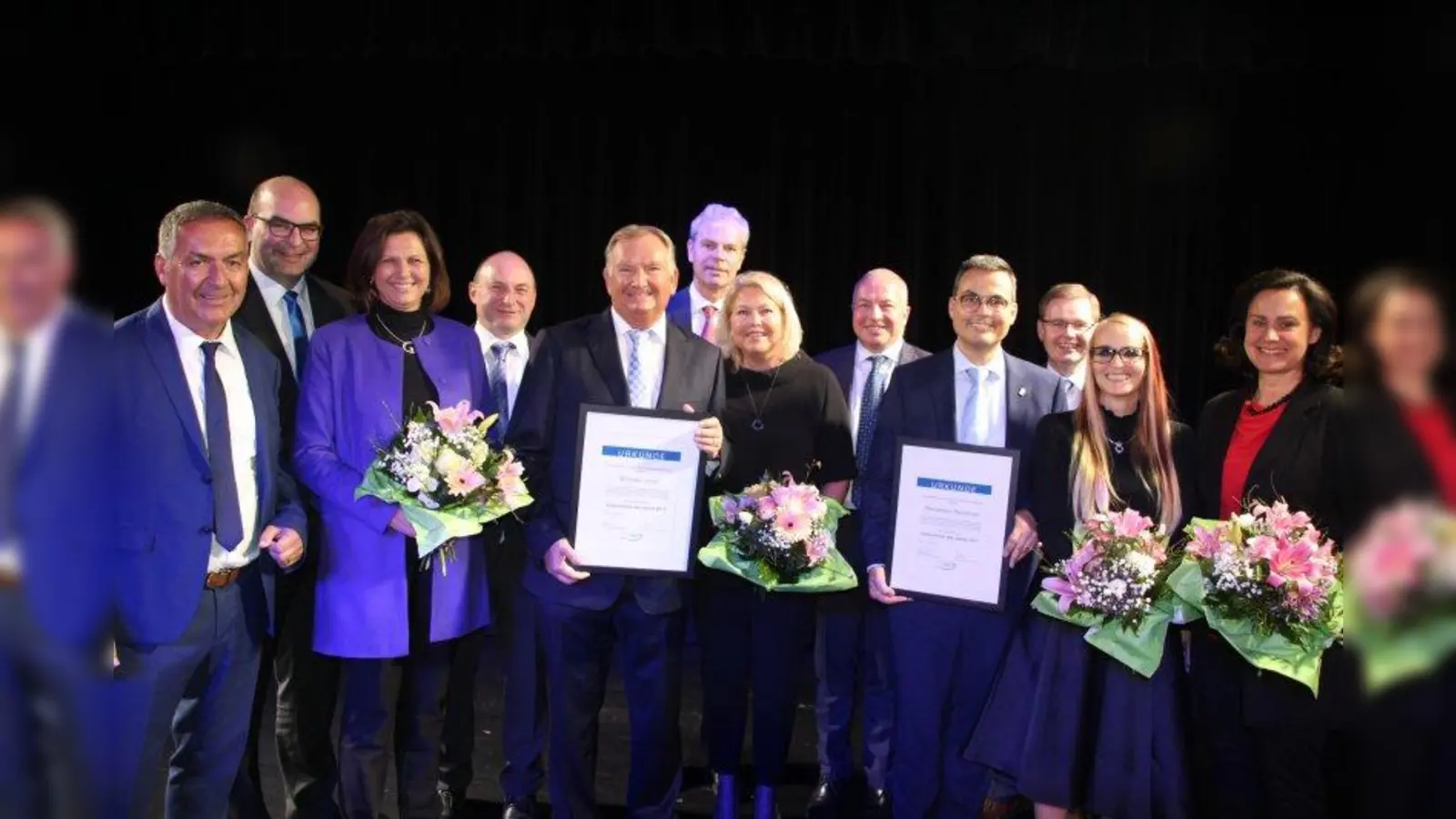 Die geehrten Unternehmer Michael Jackl mit Ehefrau Sabine (Fünfter von links) und Alexander Reichhart mit Ehefrau Michaela (Vierter von rechts) wurden von Manfred Herz (links) und Ilse Aigner (Dritte von links) als Unternehmer des Jahres geehrt. Zu den Gratulanten gehörten auch Bürgermeister Manfred Walter (Dritter von rechts) und  Georg Scheitz (Vierter von links) (Foto: mka)