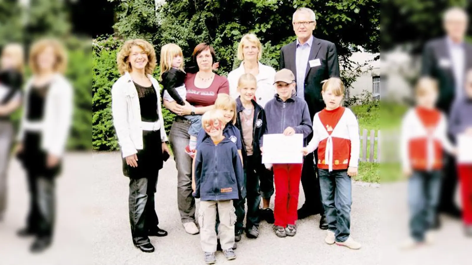 Feierliche Übergabe: Kinder des Waisenhauses und der Erstkommunion, Heim- und Gruppenleiterinnen sowie Evi Weigl (li.) und der stellvertretende Direktor des Waisenhauses Günther Wolf (re.)	  (Foto: St. Martin)
