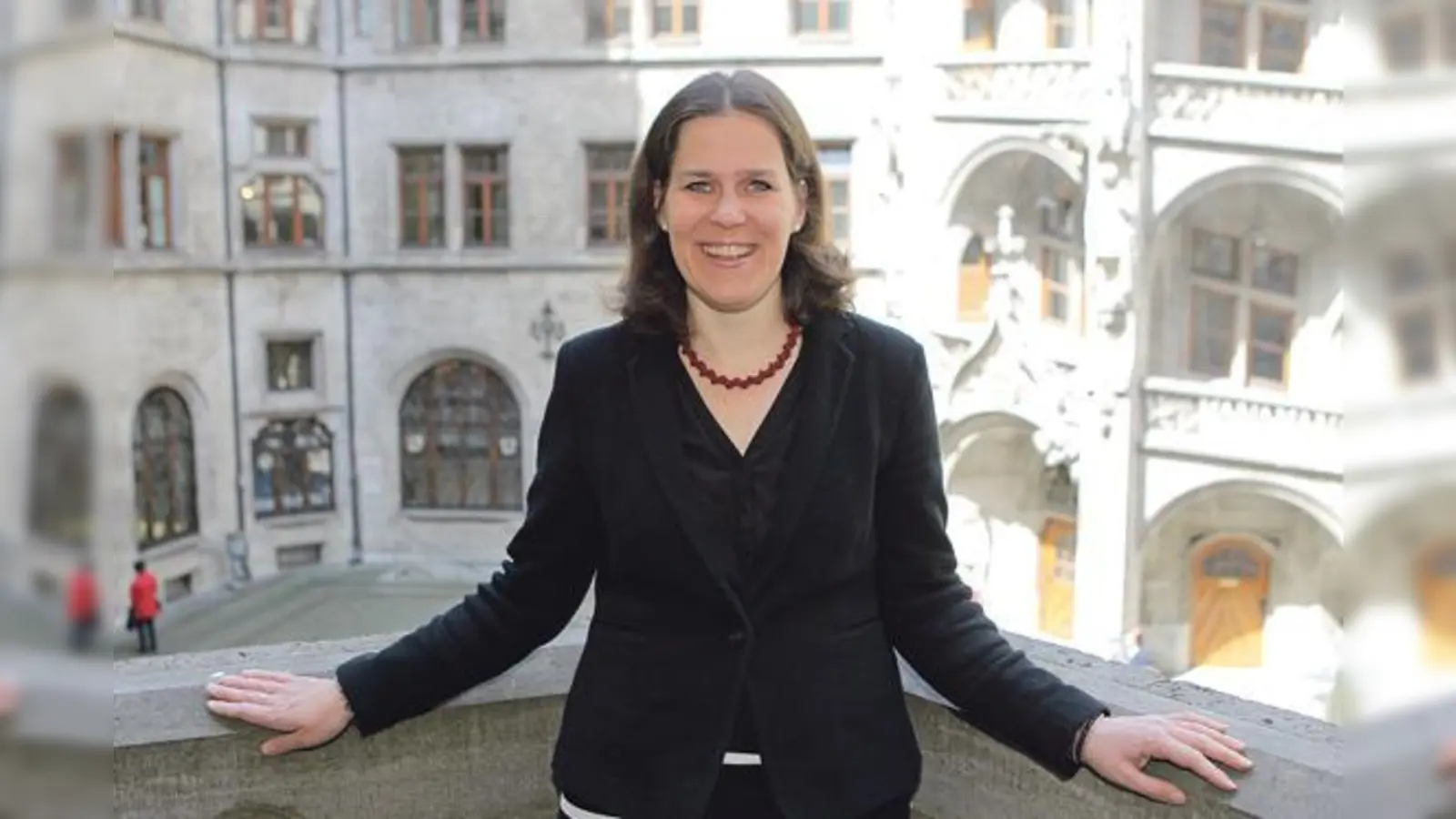 Verena Dietl auf dem »kleinen Rathausbalkon« der SPD-Fraktion.	 (Foto: Anne Wild)