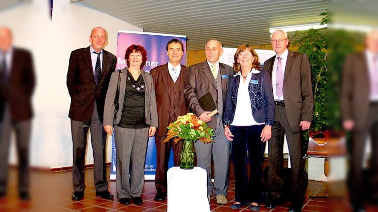 Kulturreferent Dr. Hans-Georg Küppers, Marina Achhammer, Haimo Liebich, Winfried Eckardt, Roswitha Oberle und Schulleiter Reinhard Duetsch (v. li.).	 (Foto: aha)