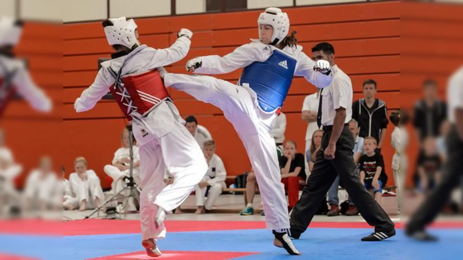 Regina Uebelacker (rechts) überzeugte gegen ihre Gegnerin aus Neubiberg.	  (Foto: Markus Thieme)