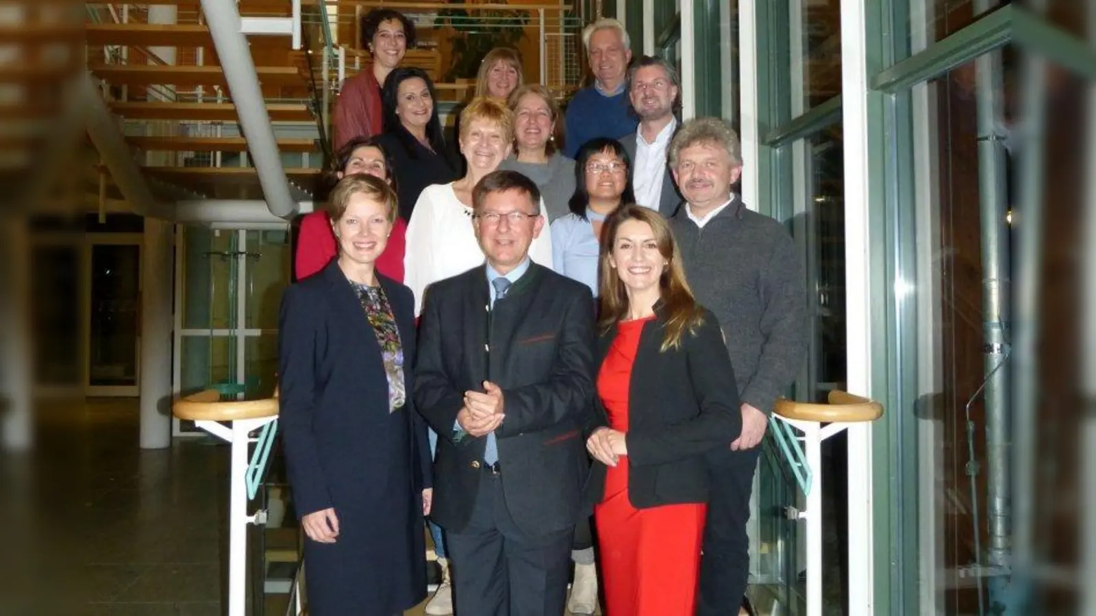 Stolz präsentiert sich der neuer Ausländerbeirat des Landkreises Starnberg. Landrats-Stellvertreter Tim Weidner (Mitte) begrüßte im Landratsamt die neuen Beiratsmitglieder. (Foto: Landratsamt Starnberg)