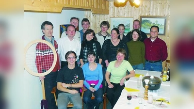 Die Spieler der ersten und zweiten Badmintonmannschaft des SV Germering feiern das erfolgreiche Ende der Punktspielsaison. (Foto: SV Germering)