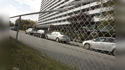 Der Mittelstreifen der Drygalski-Allee beim DEBA-Hochhaus: Ein Zaun unterbindet hier das Überqueren. (Foto: job)