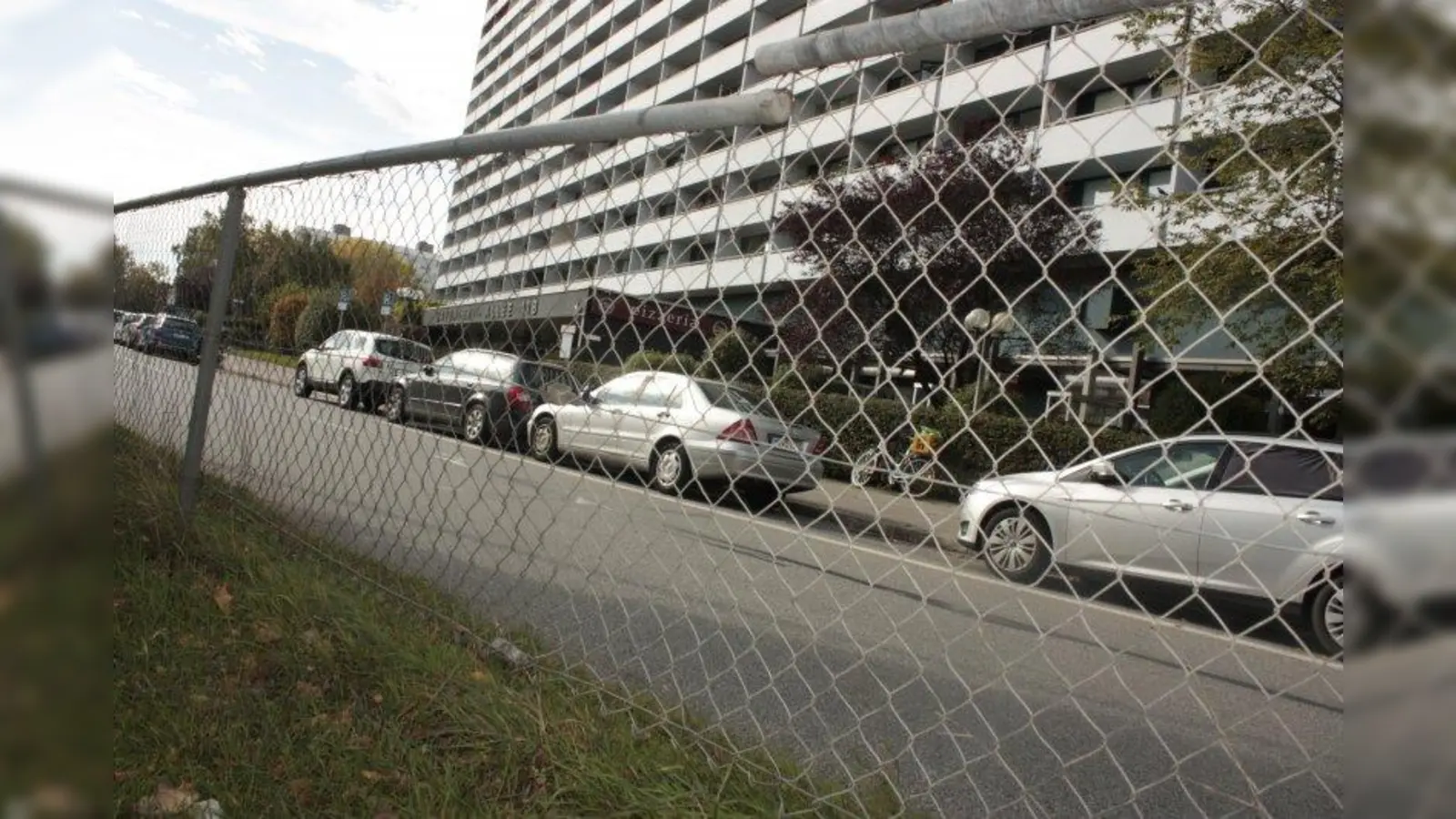 Der Mittelstreifen der Drygalski-Allee beim DEBA-Hochhaus: Ein Zaun unterbindet hier das Überqueren. (Foto: job)
