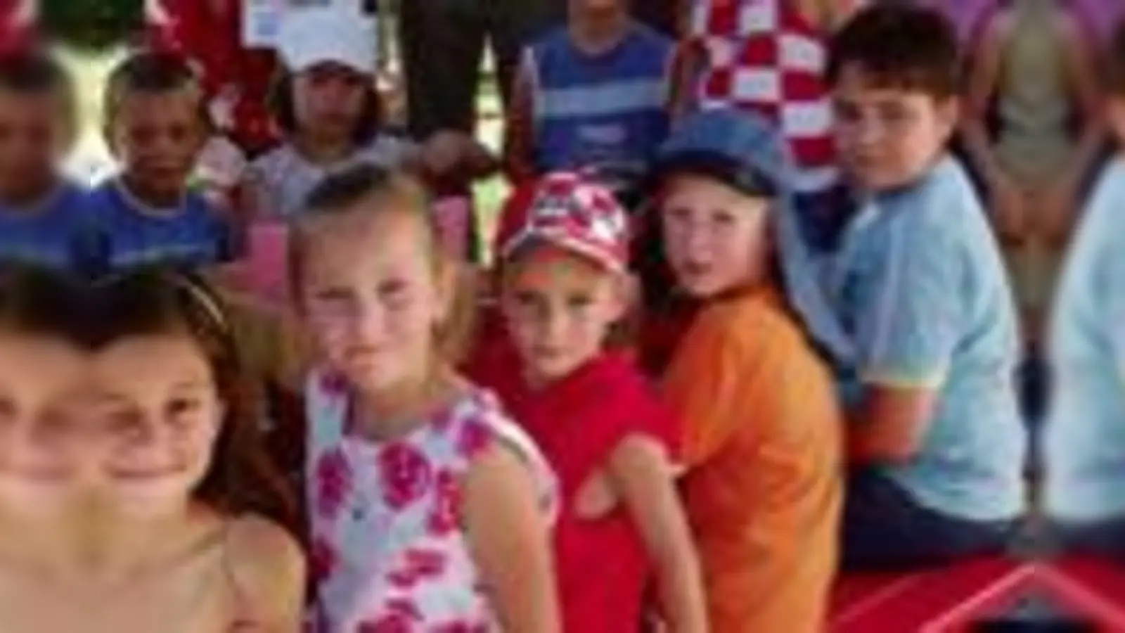 Sommerfest im  (Foto: Bürgermeisterin Elisabeth Ziegler (l.) und AWO-Vorsitzender Max Wagmann besuchten den Biene-Maja-Kindergarten.)