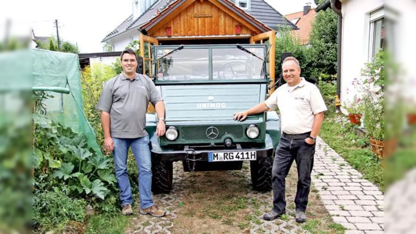 Links Thomas Zedelmayr, rechts Robert Gräcmann vor Gräcmanns Unimog.	 (Foto: jl)