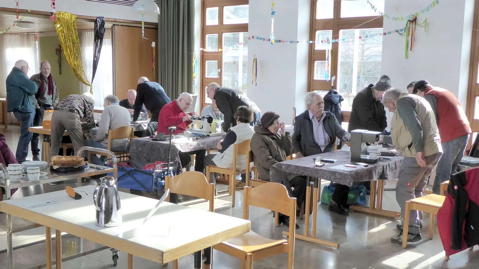 Im Pfarrsaal von St. Ulrich wird wieder repariert. Zur Stärkung gibt es dabei Kaffee und Kuchen.  (Foto: Agenda 21)