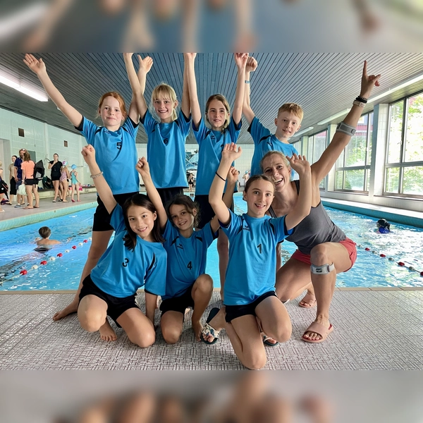 Für die Grundschule an der Werdenfelsstraße traten die sieben schnellsten Kraulschwimmerinnen und -schwimmer der dritten Klassen an – sechs Mädchen und ein Junge.  (Foto: Schule)