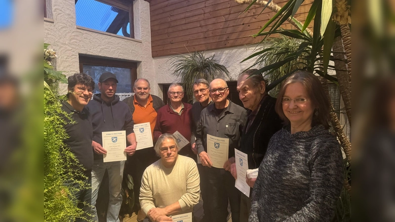 Diese Imker stellen Honig aus Leidenschaft her. (Foto: Imkerverein)