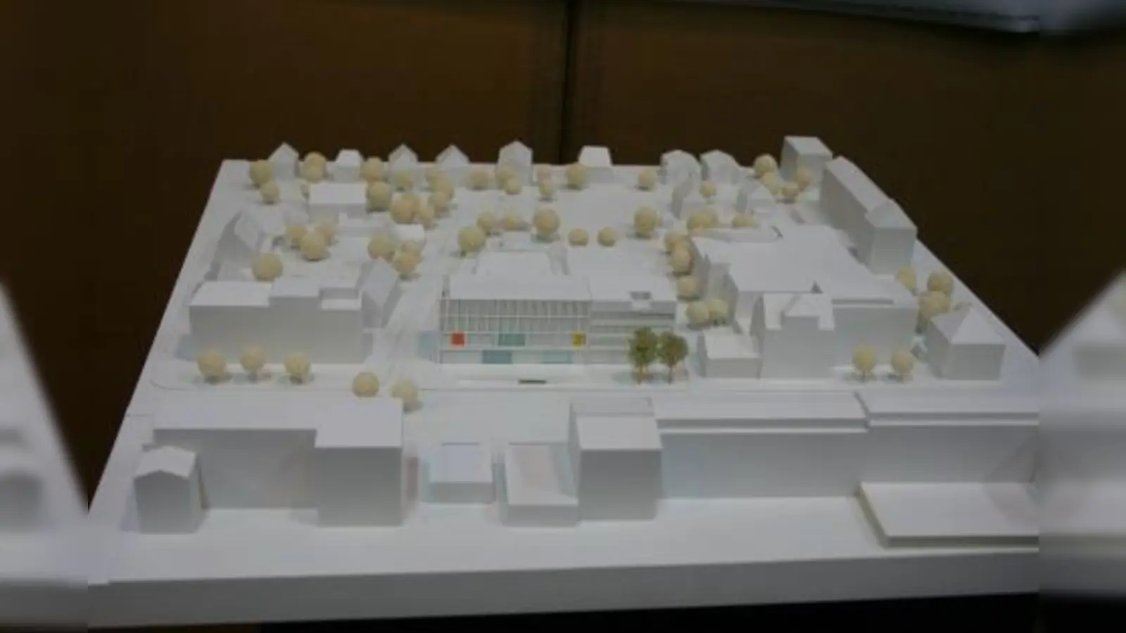 Der  Siegerentwurf des Büros Bieling Architekten für das neue zentral gelegene Geschäftshaus in Laim ist noch bis Freitag, 12. Februar, zu sehen. (Foto: tg)