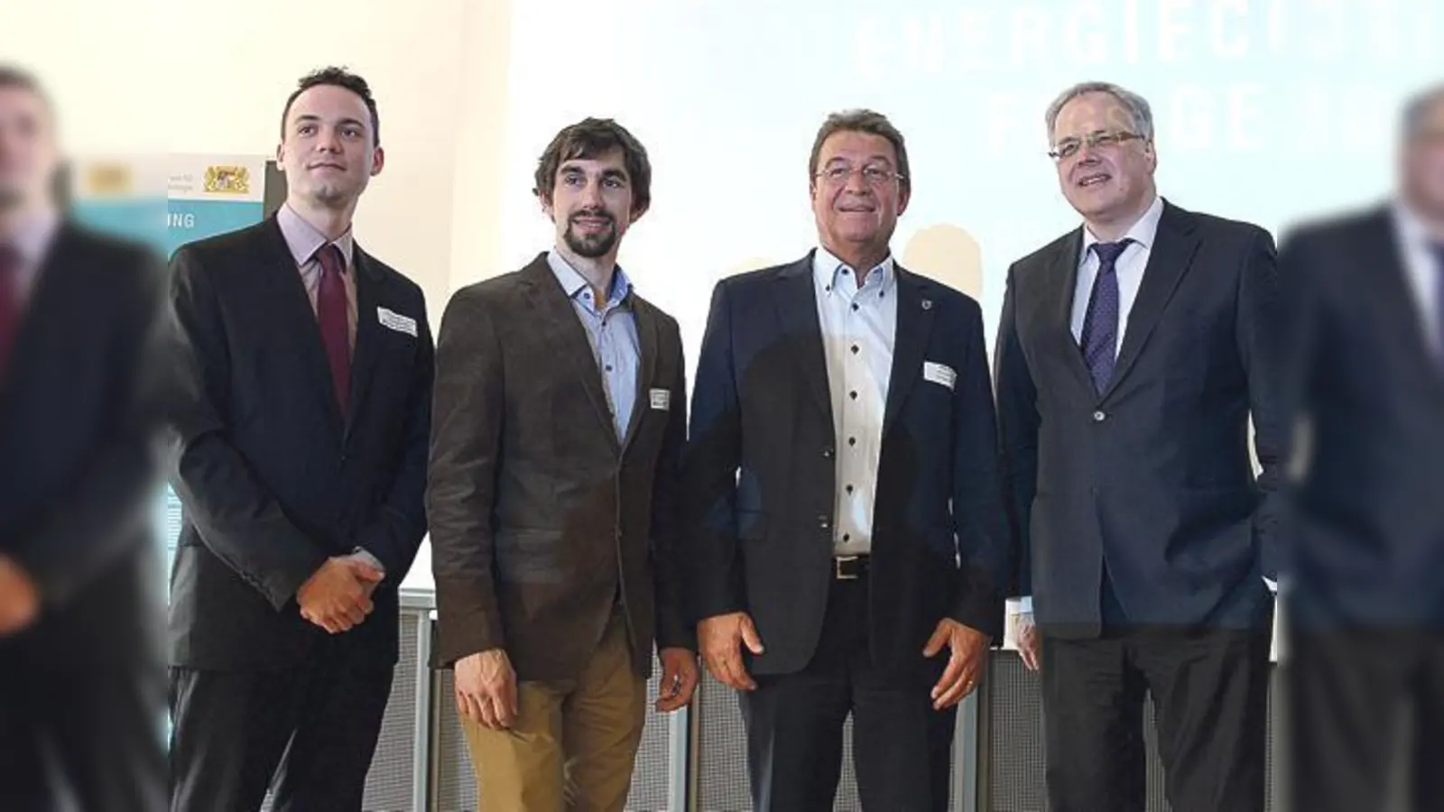 Als 2. Gemeinde im Kreis Ebersberg setzt Pliening (Bürgermeister Roland Frick, 2. v. rechts) auf Energiecoaches. Sebastian Wiggenhauser (li.) und Martin Veh sollen Möglichkeiten aufzeigen. Re.: Christoph Hillenbrand, Regierungspräsident Oberbayerns.	 (F: bs)