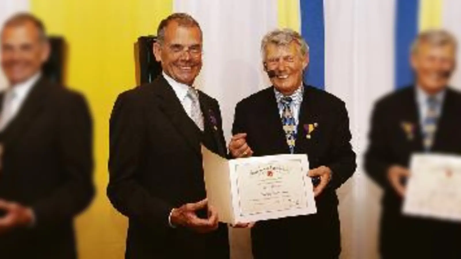 Uwe Raabe (links) wurde vom Vorsitzenden Manfred Hora für seine Verdienste mit dem Presidents Appreciation Award ausgezeichnet.	  (Foto: ba)