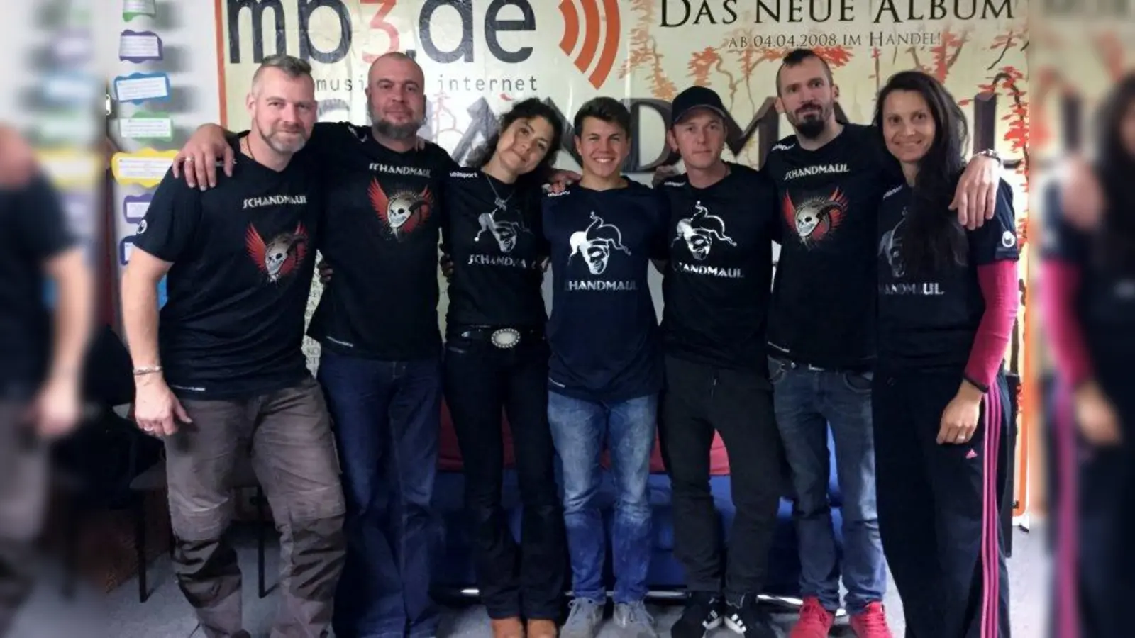 Trikotübergabe: (v.l.) Martin Duckstein, Thomas Lindner, Anna Kränzlein, Lukas Franke (FT Gern), Stefan Brunner, Matthias Richter und Birgit Muggenthaler-Schmack. (Foto: pi)