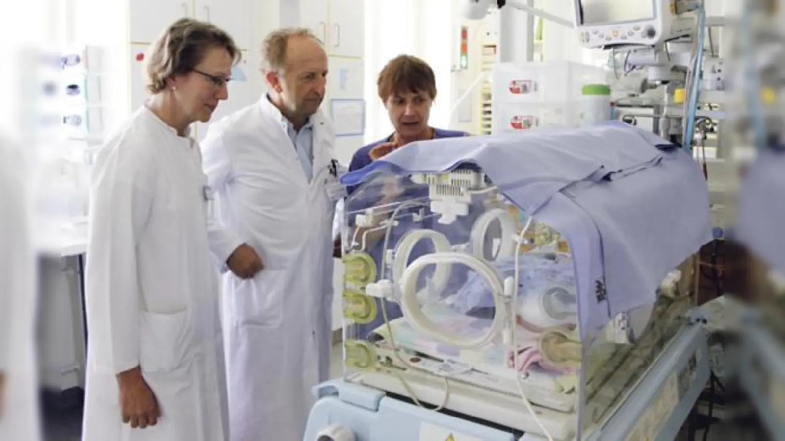 (v. li. nach re.) PD Dr. Esther Rieger-Fackeldey, Prof. Stefan Burdach, Dr. Andrea Zimmermann auf der Neonathologiestation.	 (Foto: MRI)