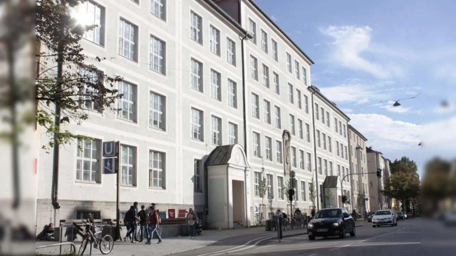 Zu Füßen der Implerschule liegt die breite Implerstraße: &amp;quot;Hier werden Rennen gefahren&amp;quot;, klagen Bürger. (Foto: job)