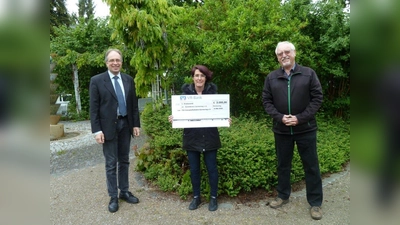 Zur Scheckübergabe trafen sich (von links): Willi Kaiser, 2. Vorstand TSV Unterpfaffenhofen, Ingrid Neubauer, 1. Vorstand Sozialdienst Germering, und Werner Fritzen, 1. Kassier TSV Unterpfaffenhofen. (Foto: TSV)