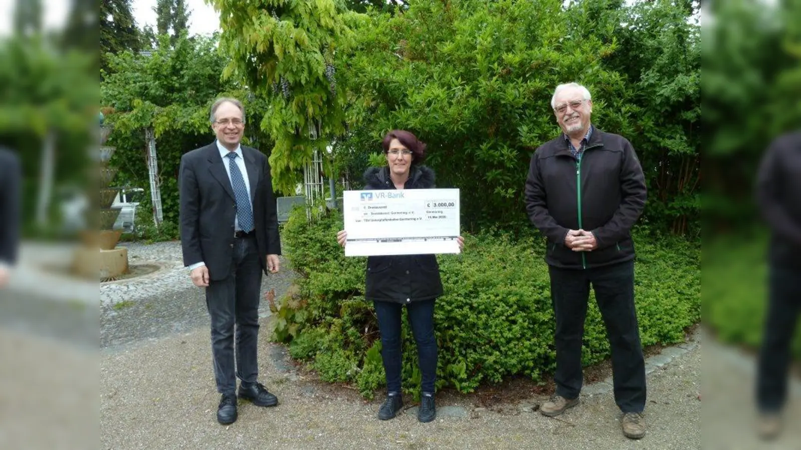 Zur Scheckübergabe trafen sich (von links): Willi Kaiser, 2. Vorstand TSV Unterpfaffenhofen, Ingrid Neubauer, 1. Vorstand Sozialdienst Germering, und Werner Fritzen, 1. Kassier TSV Unterpfaffenhofen. (Foto: TSV)