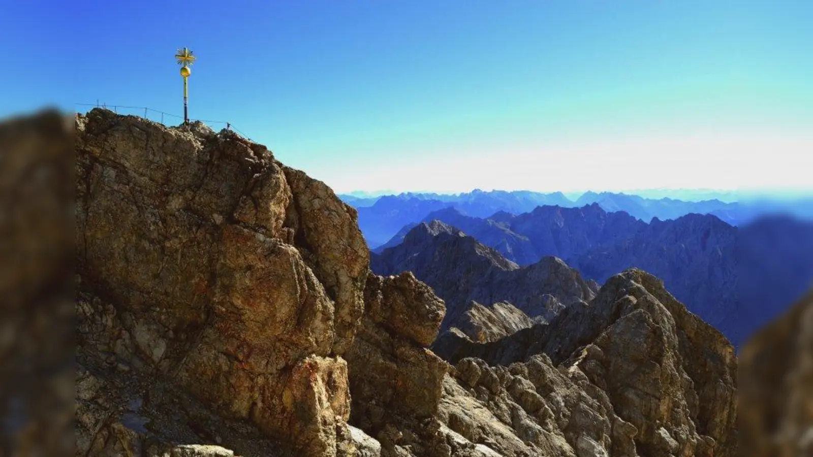 Auf der Zugspitze - im Bild das Gipfelkreuz - findet jeden Sonntag um 12 Uhr eine Bergmesse statt - allerdings nur bei schönem Wetter. (Foto: Andreas Hermsdorf)