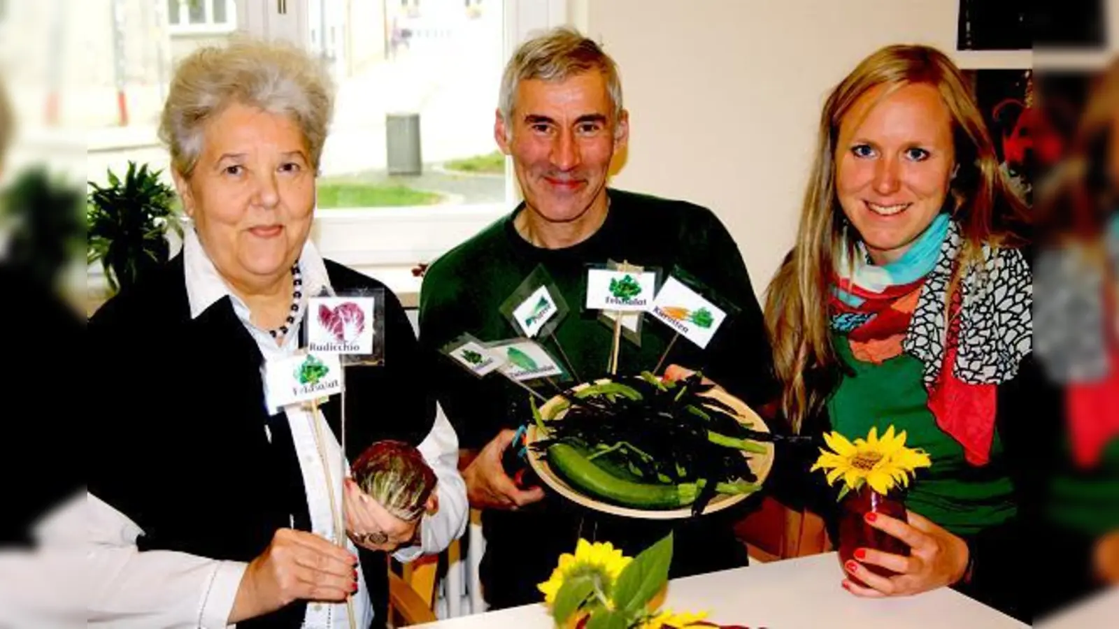 Gitta Schüttauf, Gottfried Schwarz und Anna Grieshammer (von links) sind stolz auf ihre Ernte. Das Krautgarten-Projekt wird 2013 fortgesetzt.	 (Foto: js)
