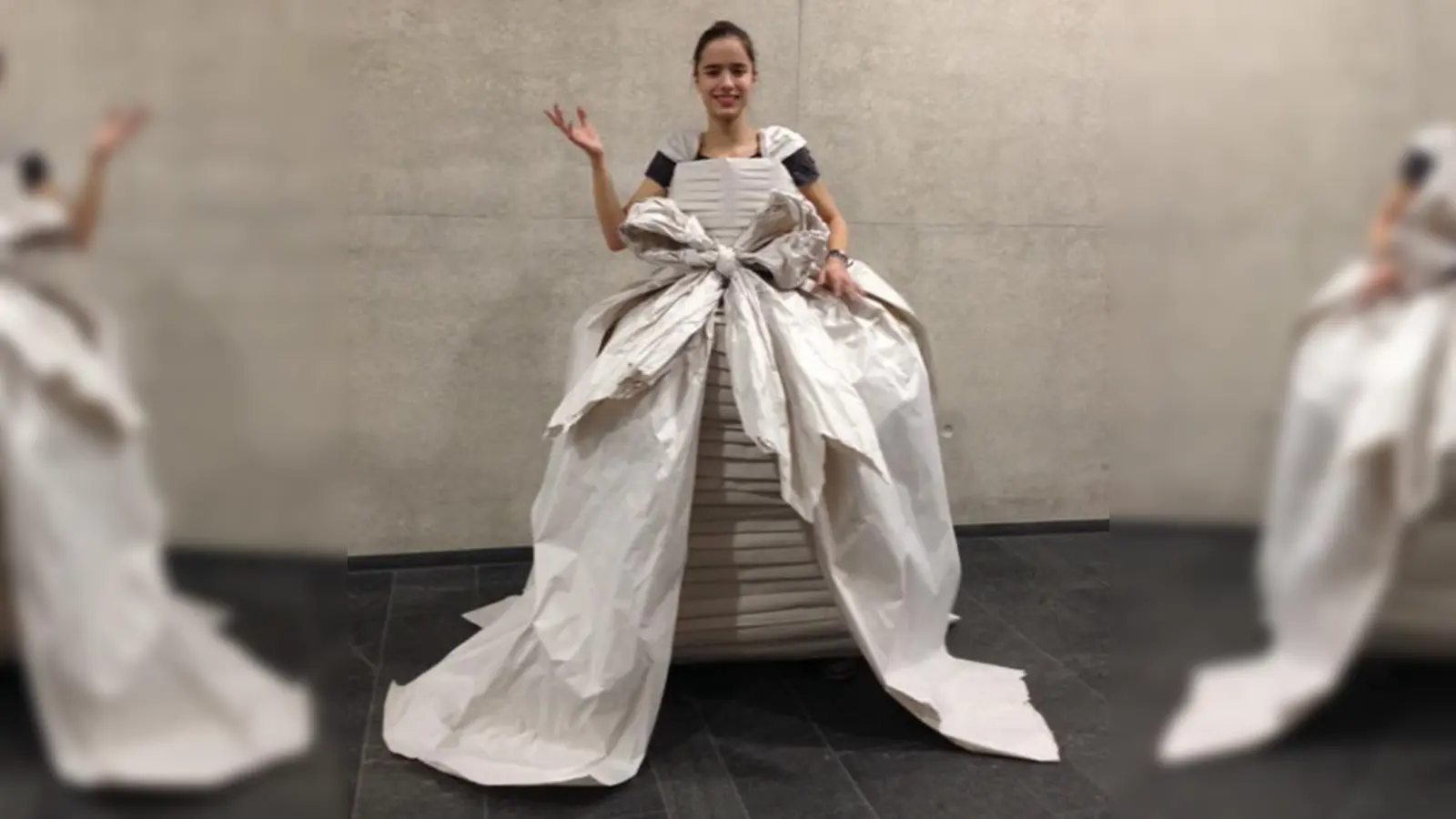 Schülerinnen des Ottobrunner Gymnasiums zeigen in der Ausstellung des Kunstvereins ihre »historischen« Kostüme, die sie im Rahmen des Unterrichts gefertigt haben.	 (Foto: VA)