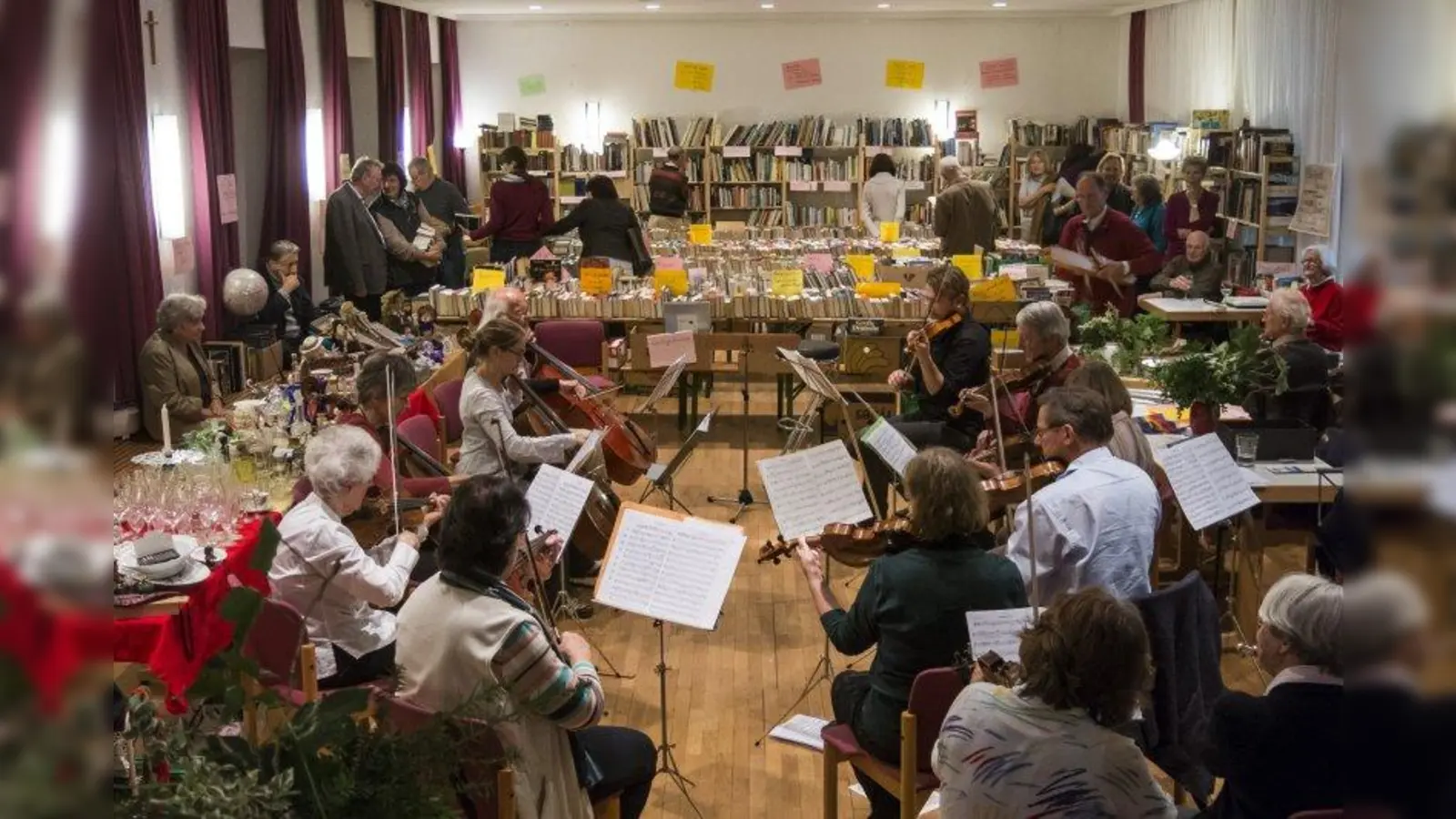 Markt und Musik: In der Andreaskirche in München-Fürstenried kann man in Büchern schmökern und den Musikern zuhören. Der Erlös des Kultur-Flohmarktes vom 17. bis 19. November geht zugunsten der Kirchenmusik (Foto: oh)