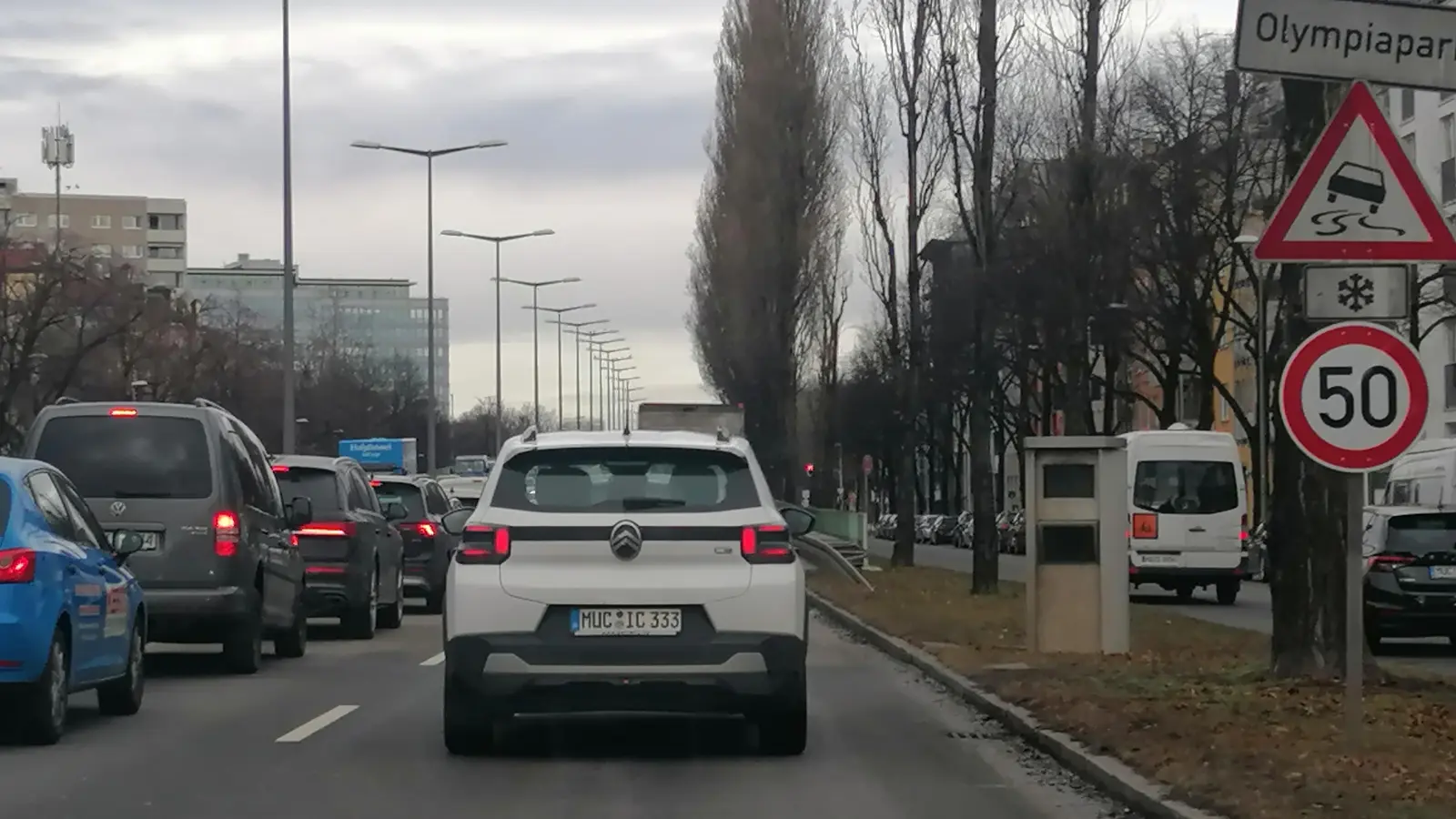 Im Juni 2024 wurde auf der Landshuter Allee Tempo 30 ausgeschildert, um die Schadstoffwerte unter die zulässigen Grenze zu drücken. Jetzt darf wieder schneller gefahren werden. (Foto: StVO)
