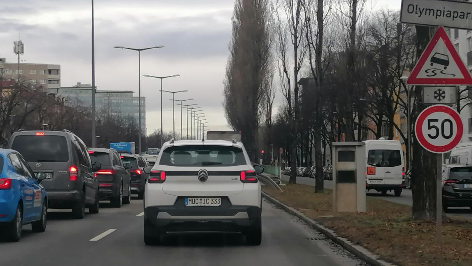 Seit-heute-darf-man-wieder-mit-50-im-Stau-stehen