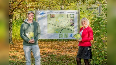 Umweltreferent Andreas Nemetz präsentiert gemeinsam mit Bürgermeisterin Gabriele Müller den neuen Flyer zum Gehölz-Lehrpfad.  (Foto: Janina Kufner)