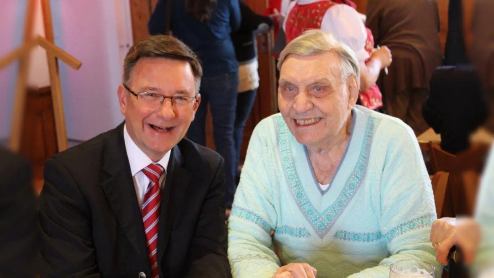 SPD-Fraktionsvorsitzender im Kreistag, Tim Weidner gratuliert Gerd Wrage zu 70 Jahre SPD-Mitgliedschaft. (Foto: Schöpf)