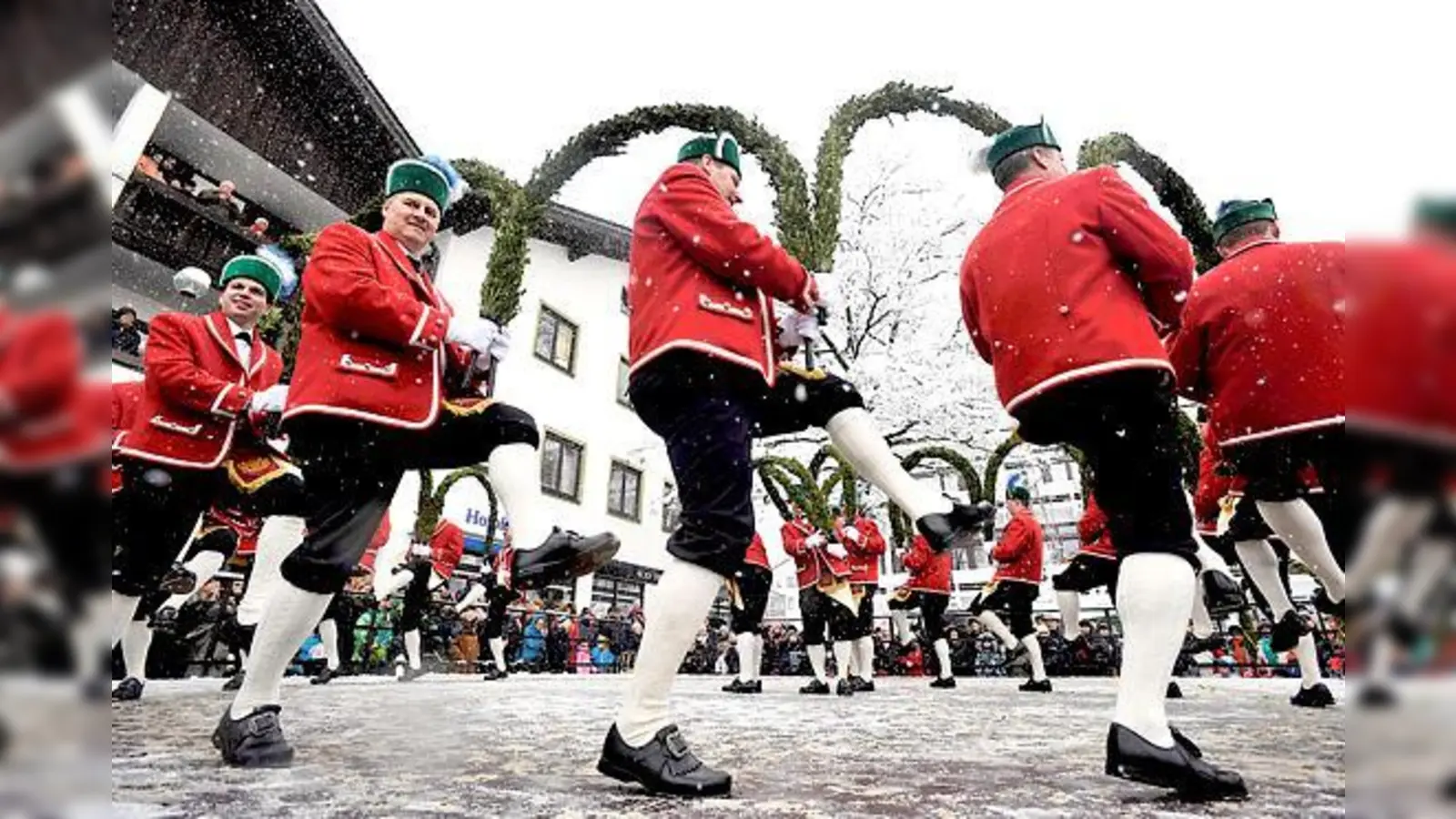 Die Schäffler drehten auch in Grünwald ihre tradi­tionsreichen Kreise. 	 (Foto: Schunk)