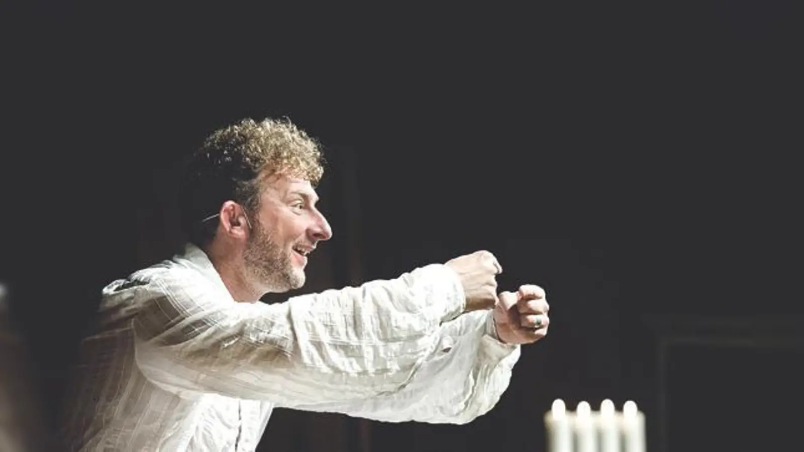 Stefan Wilkening entführt die kleinen und großen Zuhörer ins Reich der Fantasie.	 (Foto: VA)