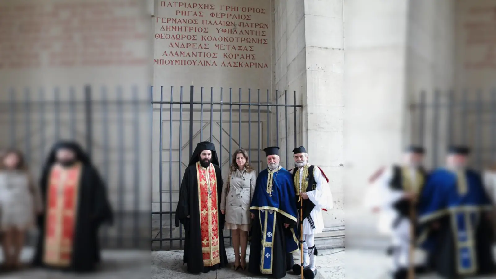Archimandrit Georgios Siomos, Generalkonsulin Panagiota Konstantinou, Erzpriester Apostolos Malamoussis und Nikos Kostis (v. li.) unter der Inschrift in den Propyläen am Königsplatz.	 (Foto: Christian Lehrer)