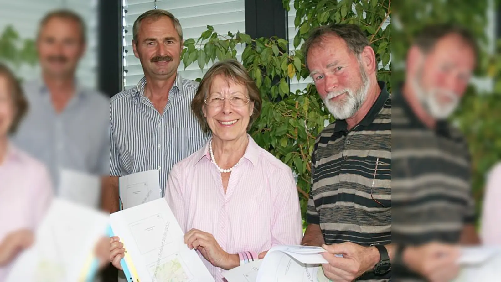 Am Runden Tisch zur Grundwasserproblematik in der Untermühle in Feldmoching nahmen auch die geschädigten Anwohner Martin Obersojer, Hermine Feichtmaier und Rolf Deska (von links) teil.  (Foto: ws)