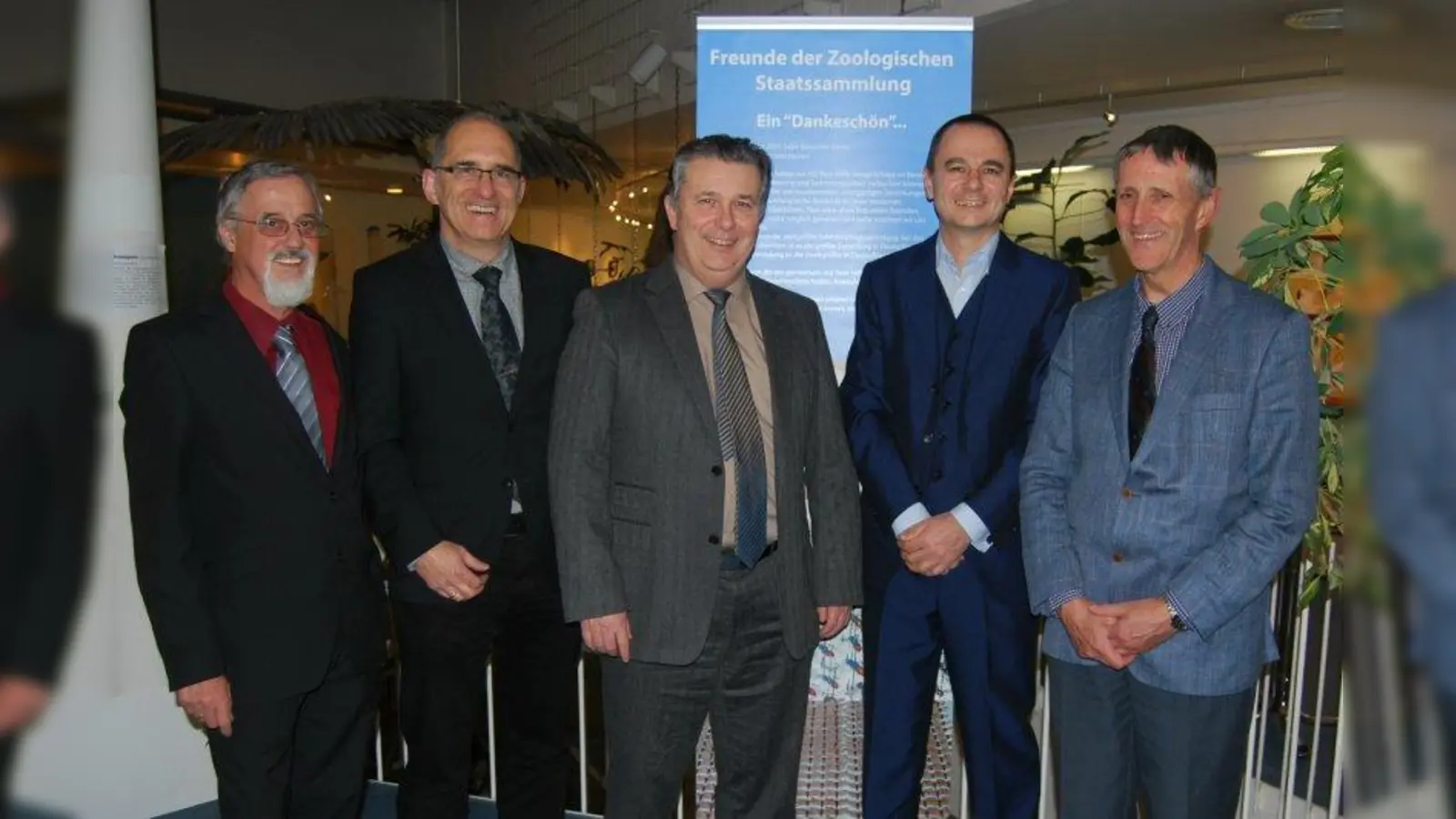 Treffen anlässlich der Spendenübergabe: v.l. Prof. Dr. Klaus Schönitzer (Präsident der Freunde der Zoologischen Staatssammlung e.V.), Frieder Vogelsgesang (Vorsitzender der Bürgervereinigung Obermenzing e.V.), Prof. Dr. Gerhard Haszprunar (Generaldirektor der Staatlichen Naturwissenschaftlichen Sammlungen Bayerns), Dr. Michael Balke (Geschäftsführer der Freunde der Zoologischen Staatssammlung e.V.) und Thomas Hasselwander (Schatzmeister der Bürgervereinigung Obermenzing e.V.) (Foto: Irina Vogelsgesang)