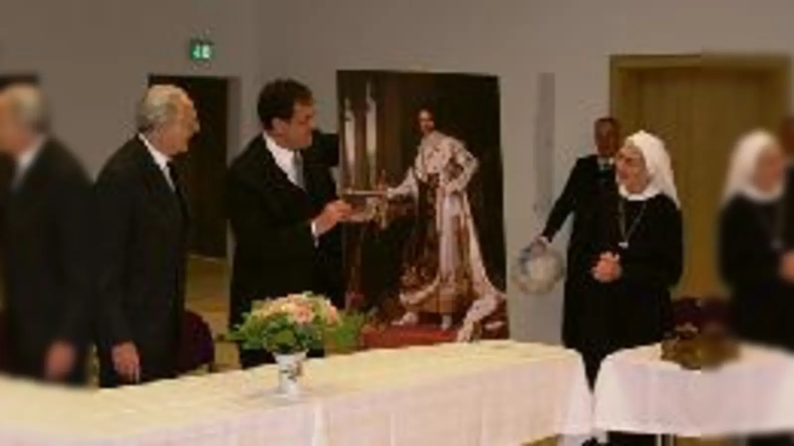 Herzog Franz von Bayern und Baron von Bechtolsheim überreichten der Generaloberin das Bild von König Ludwig I.  (Foto: VA)