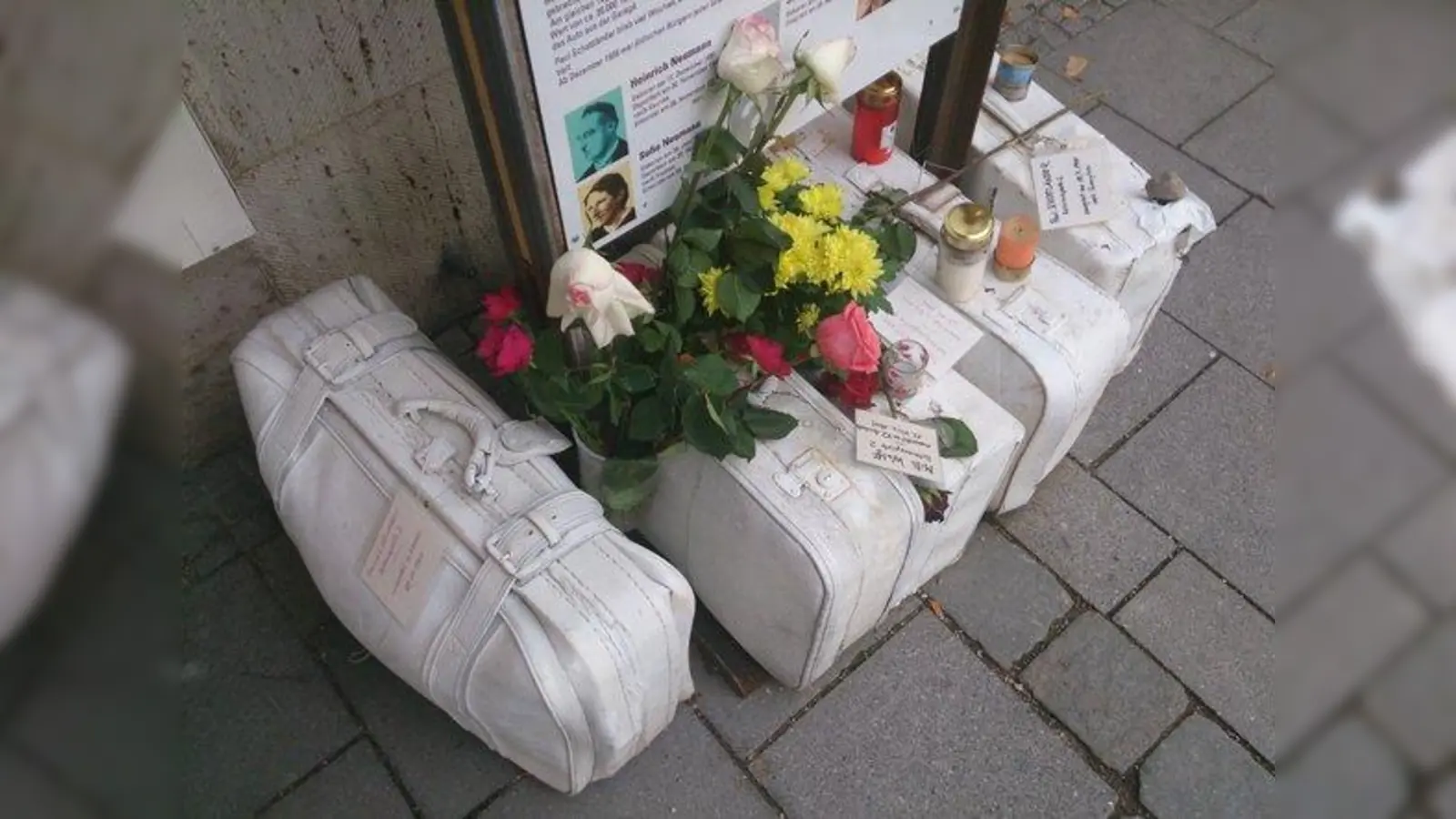 Zur Erinnerung an das Schicksal jüdischer Münchner stehen vor fünf Wohnhäusern im Viertel weiße Koffer und Tafeln, welche die Biographien der Opfer erzählen. (Foto: Peter Becker)