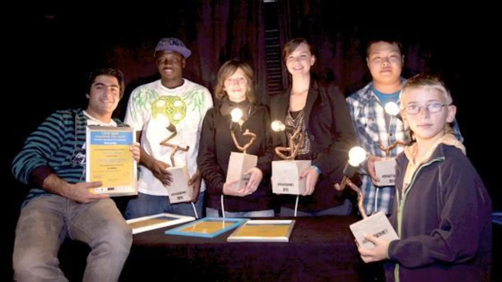 Preisträger: Heidary (Heimaten  jg. Flüchtlinge unterstützen), Hadji (Jugendteam jg. Flüchtlinge), Diana (Bildungsstreik), Vivien (Benefizkonzerte f. Kinder in Not), Monchol (Tonstudio), Merlin (Spielzeugverkauf f. arme Kinder) (v.l.).  (Foto: Severin Vogl)