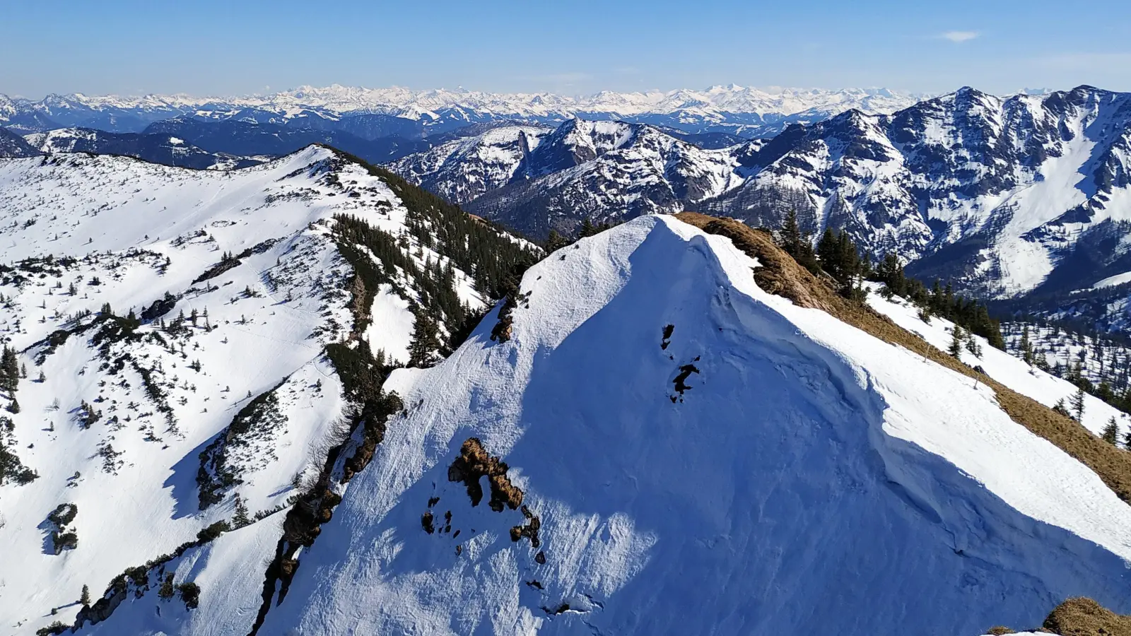 Die Skikurse versprechen nicht nur sportliche Fortschritte, sondern auch gemeinsame Erlebnisse in der winterlichen Bergwelt. (Foto: std)