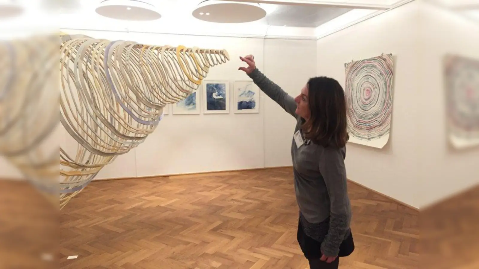 „Ganz hervorragende Einblicke in das Werk junger Künstler“: Kunstkreis-Vorsitzende Bettina Kurrle bei der Eröffnung der Herbstausstellung im Alten Rathaus. (Foto: Bettina Kurrle)