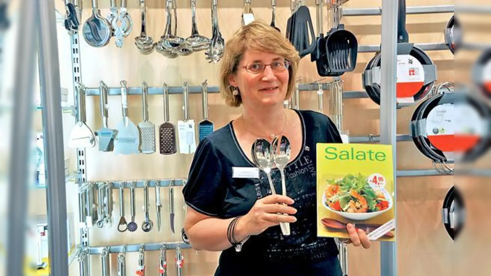 Salate schmecken zu jeder  (Foto: Ina Reineck, stellvertretende Filialleiterin von WMF im pep, hält das richtige Equipment bereit.)