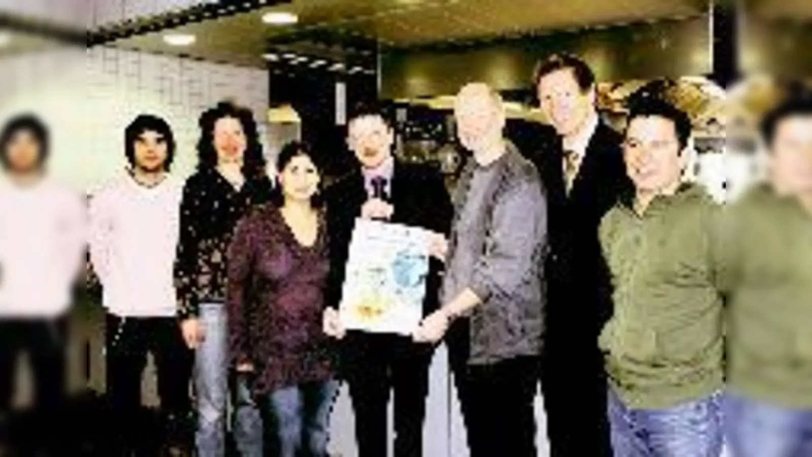 Severin Hammel (Mitte) von der Schulaufsichtsbehörde überreichte am Mittwoch an Claus Tonke (2.v.r.), Rektor der Ludwig-Thoma-Realschule, die Urkunde für den zweiten Preis beim Wettbewerb »Außerunterrichtliche Aktivitäten«. 	 (Foto: ko)