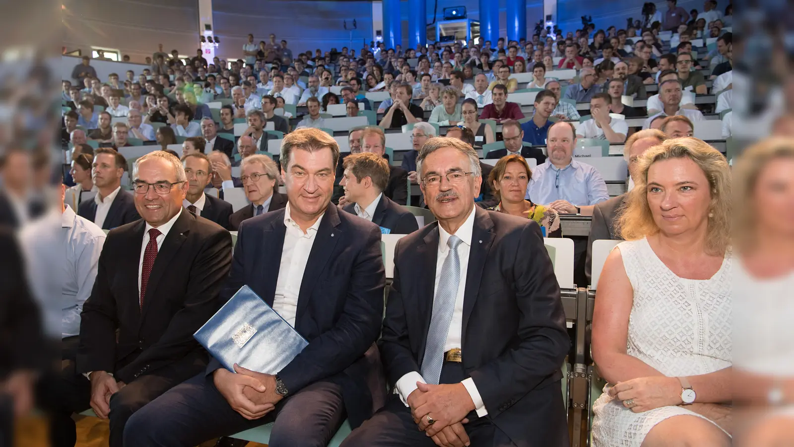 Take Off Veranstaltung der neuen Fakultaet fuer Luftfahrt , Raumfahrt und Geodaesie (LRG) an der Technischen Universitaet Muenchen mit dem Bayerischen Ministerpraesidenten Dr. Marcus Soeder und dem Praesidenten der Technischen Universitaet Muenchen Prof. Wolfgang A. Herrmann; abgebildete Personen(v.l.n.r.): Albert Berger Kanzler der TUM ; Dr. Marcus Soeder Bayerischer Ministerpraesidentenund ; Prof. Wolfgang A. Herrmann Praesident der Technischen Universitaet Muenchen ; Frau Kerstin Schreyer Bayerische Staatsministerin fuer Familie, Arbeit und Soziales. (Foto: Uli Benz TUM)