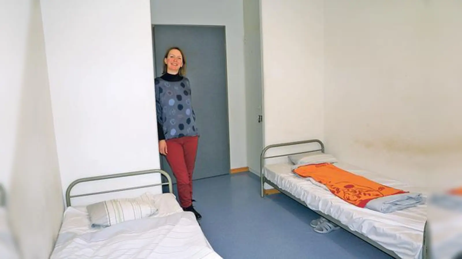 Einrichtungsleiterin Stefanie Kabisch präsentiert eines der typischen Zwei-Bett-Zimmer im Haus an der Pilgersheimer Straße: Zweckmäßig, ohne viel Komfort.	 (Foto: hw)