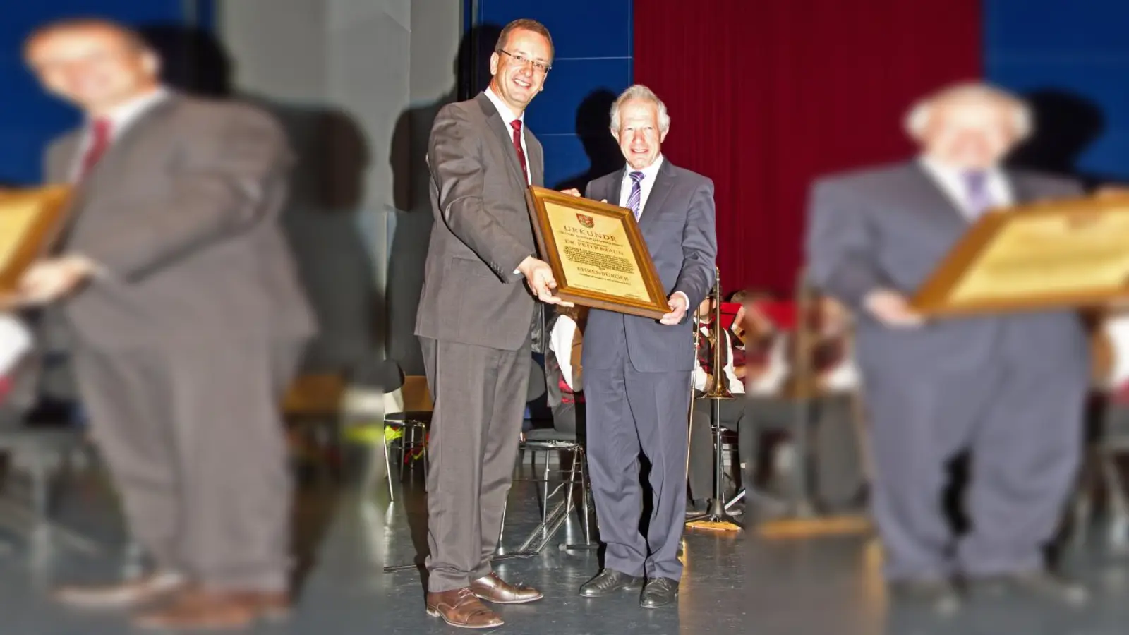 Oberbürgermeister Andreas Haas überreicht die Ernennungsurkunde an seinen Amtsvorgänger Dr. Peter Braun. (Foto: Steipe)