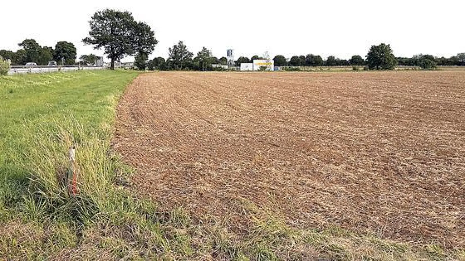 Am Ziegelweg entlang der Autobahn A8 entsteht auf dem Freigelände eine neue Photovoltaik-Anlage.	 (Foto: privat)