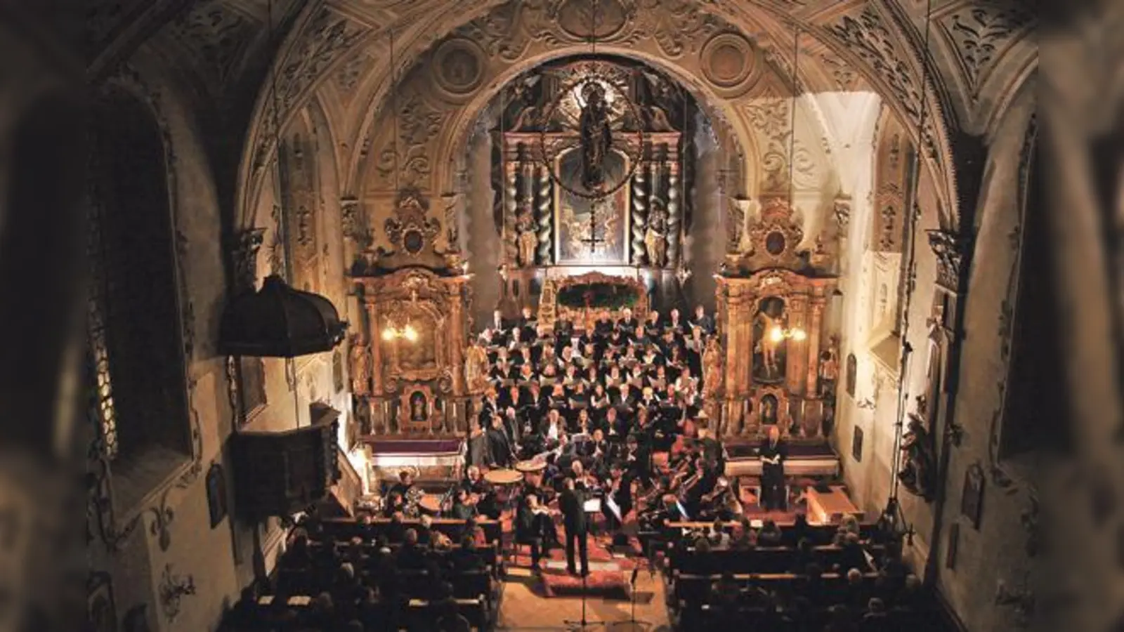 Eine Einstimmung auf das Weihnachtsfest bietet das Adventskonzert in der  barocken Oberföhringer Pfarrkirche St. Lorenz.	 (Foto: Elias Strauß)