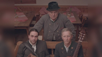 Sorgen zu dritt für einen Abend voll spannender Unterhaltung: Autor Georg Unterholzner (M.) und die Musiker Martin Regnat (l.) und Sepp (Bodo) Kloiber.  (Foto: Georg Unterholzner)