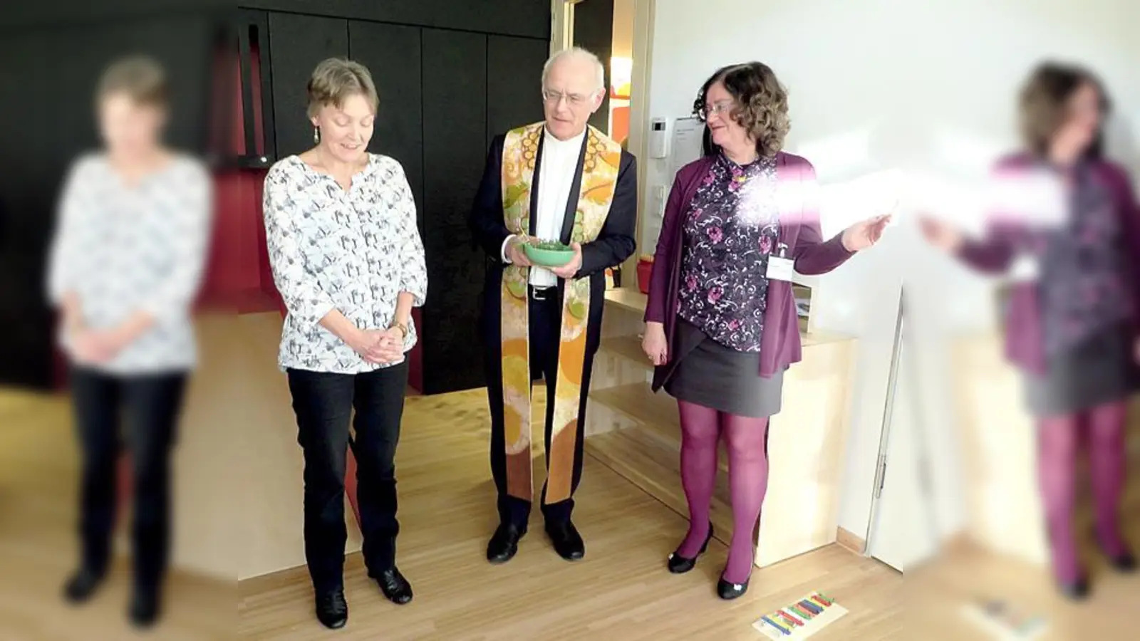 Die evangelische Pfarrerin Susanne Kießling-Prinz und Prälat Hans Lindenberger weihten mit Hilfe der Krippenleiterin Ursula Glas (rechts) die neue  Kinderkrippe ein.	 (Foto: Gemeinde)